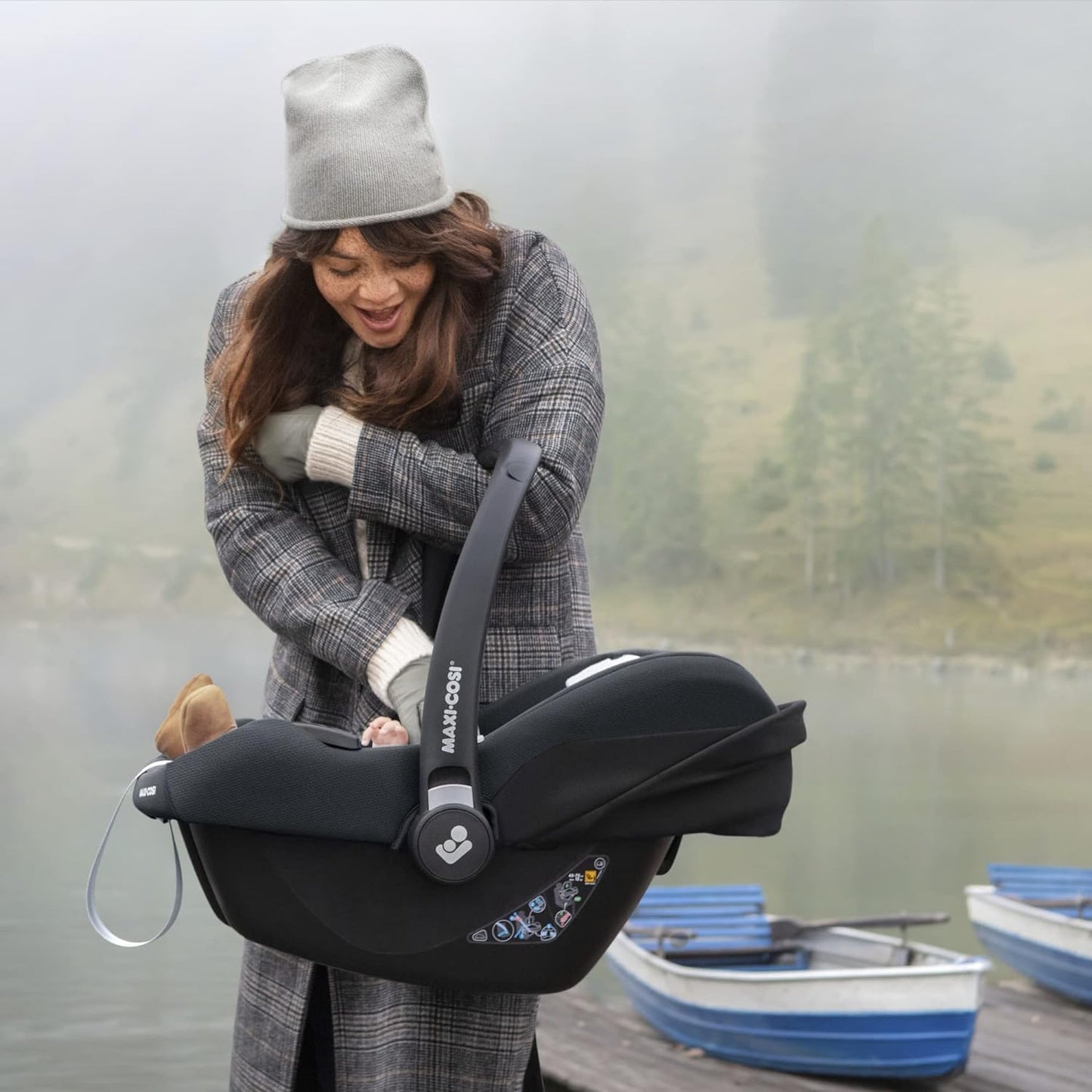 Maxi-Cosi CabrioFix i-Size Baby Car Seat, CabrioFix i-Size ISOFIX Base Bundle - Group 0+ Car Seat, Fits Most Maxi-Cosi Strollers, 0-12 Months, 40-75 cm + CabrioFix i-Size Base, Essential Black